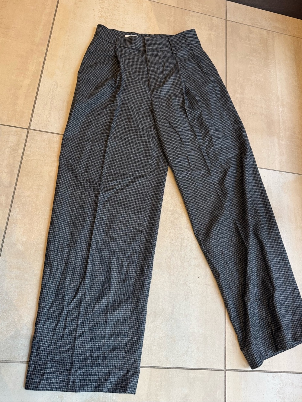 Vince Men's Black and Gray Checked Pleated Dress Pants